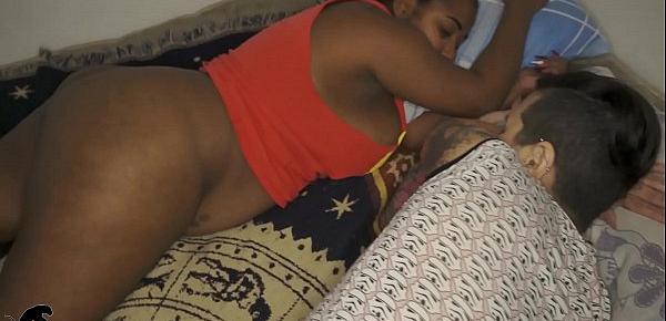  Fui dormir na casa da minha amiga Nana Diaba e acordei sendo fodida pelo namorado dela Maax Puto Karioca